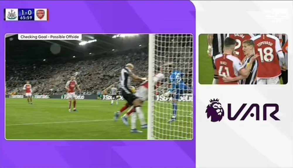 Joelington đầy Gabriel từ phía sau