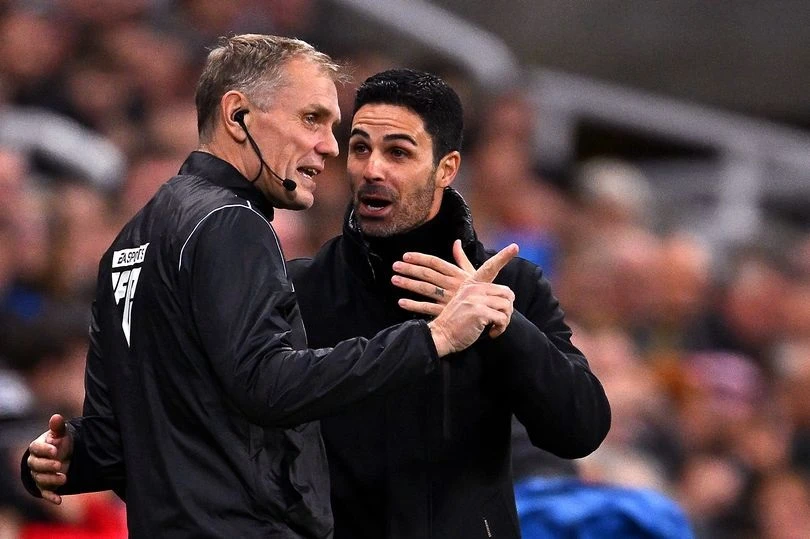 Mikel Arteta đã phản ứng với quyết định của trọng tài