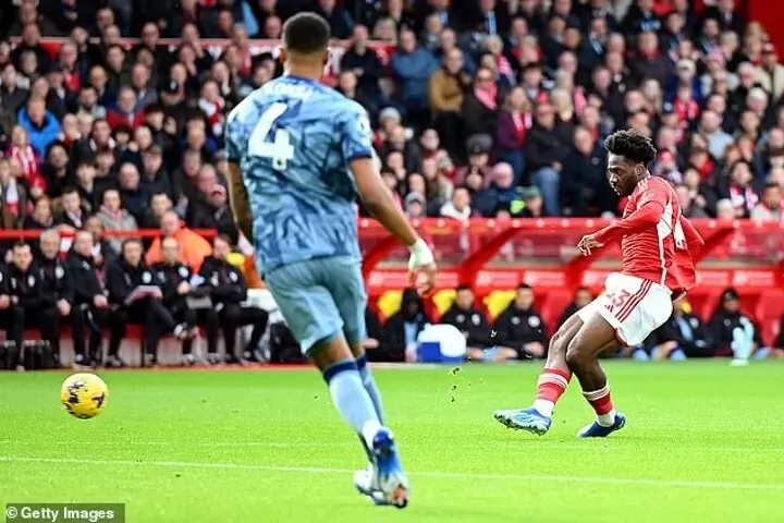 Orel Mangala tung cú sút xa