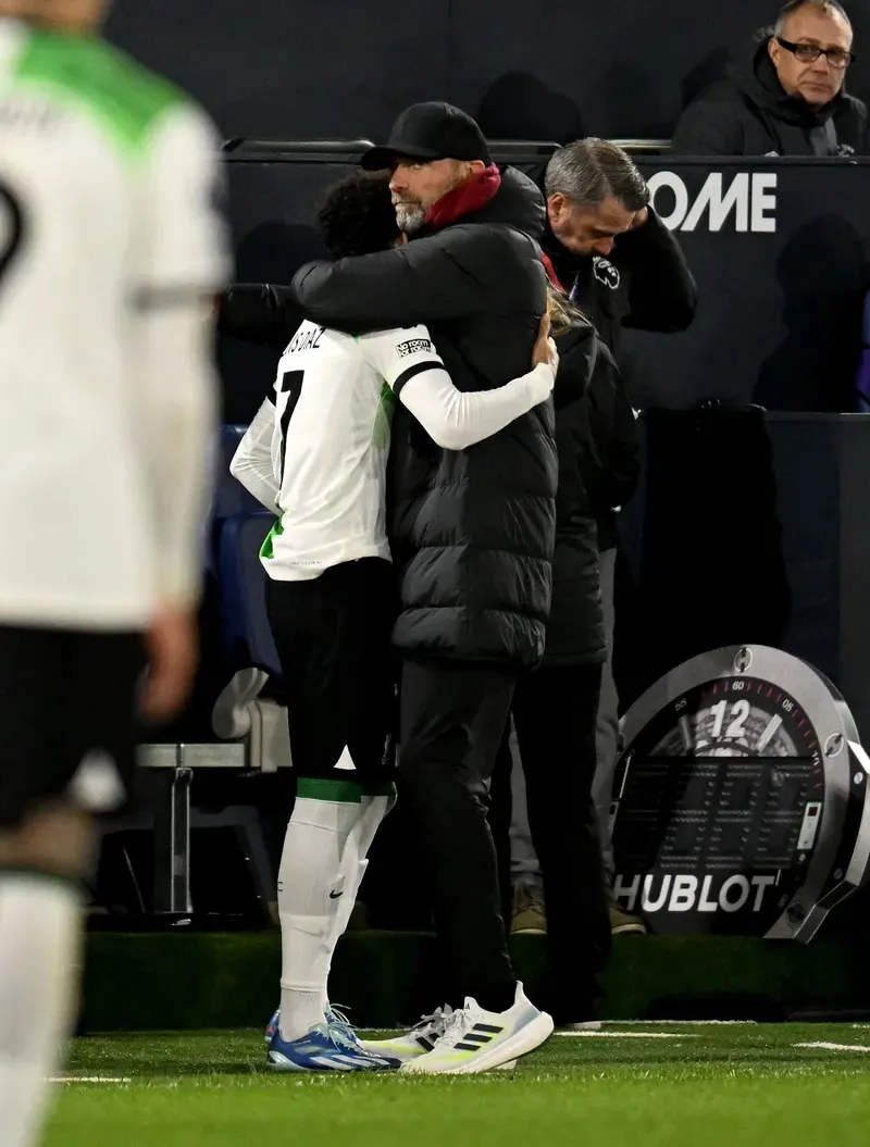 HLV Jurgen Klopp cũng lao ra ôm chầm lấy Luis Diaz sau khi anh ghi bàn vào lưới Luton