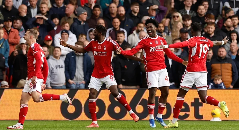 Nottingham Forest ăn mừng chiến thắng đầu tiên mùa này