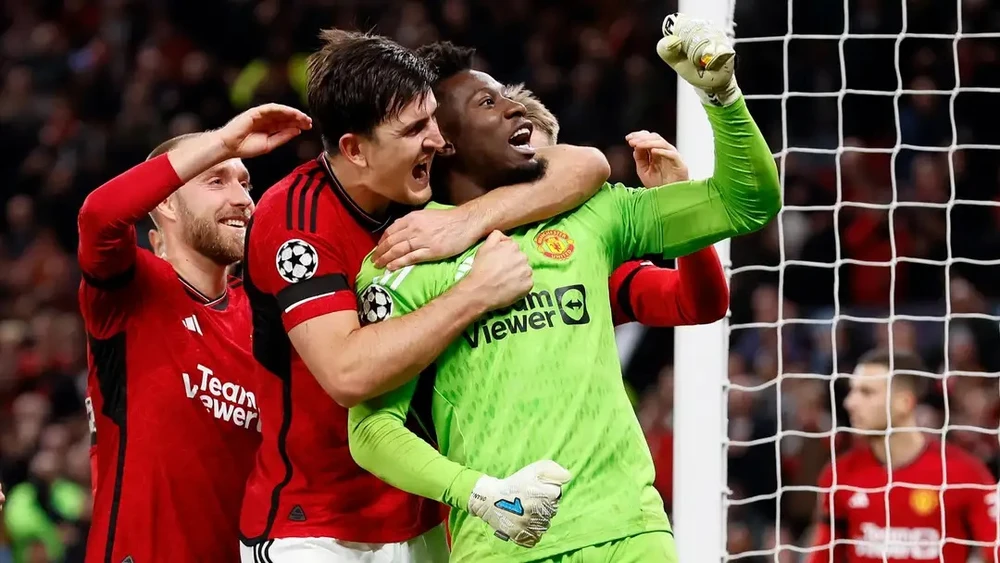 Harry Maguire và Andre Onana ăn mừng chiến thắng lượt đi