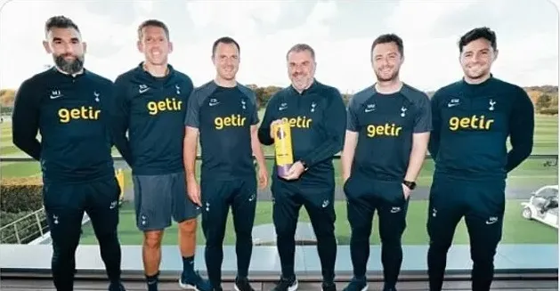 Postecoglou nhận giải cùng ban huấn luyện của mình