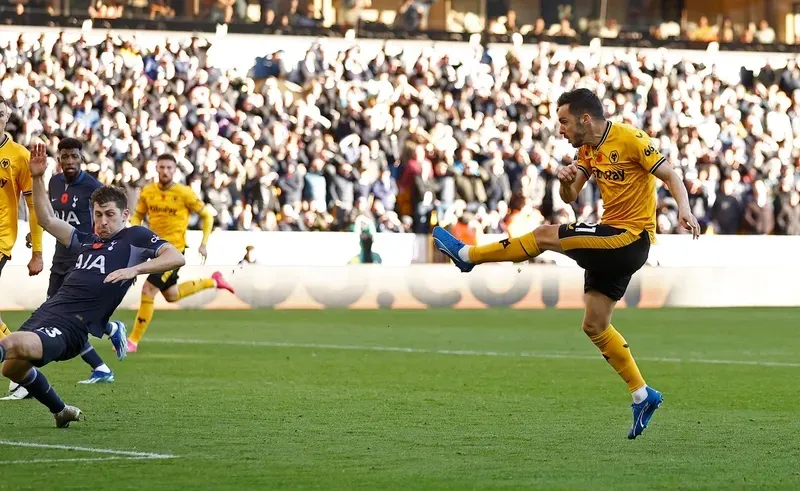 Pablo Sarabia tung cú vô lê cháy lưới