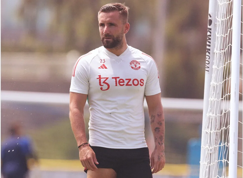 Luke Shaw trên sân tập Luke Shaw trên sân tập