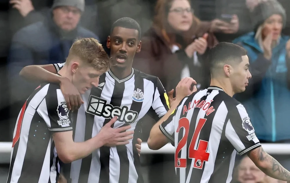 Alexander Isak (giữa) mở tỷ số cho Newcastle