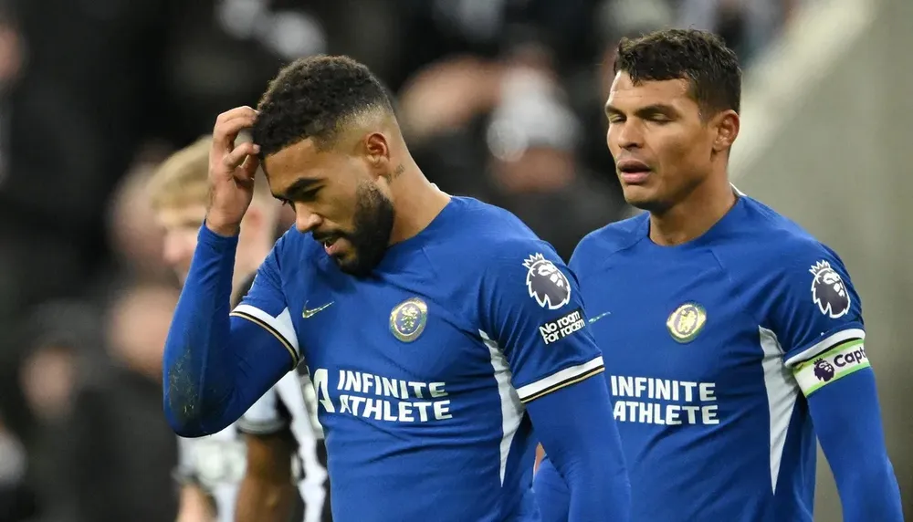 Reece James lãnh thẻ vàng thứ 2, rời sân Reece James lãnh thẻ vàng thứ 2, rời sân