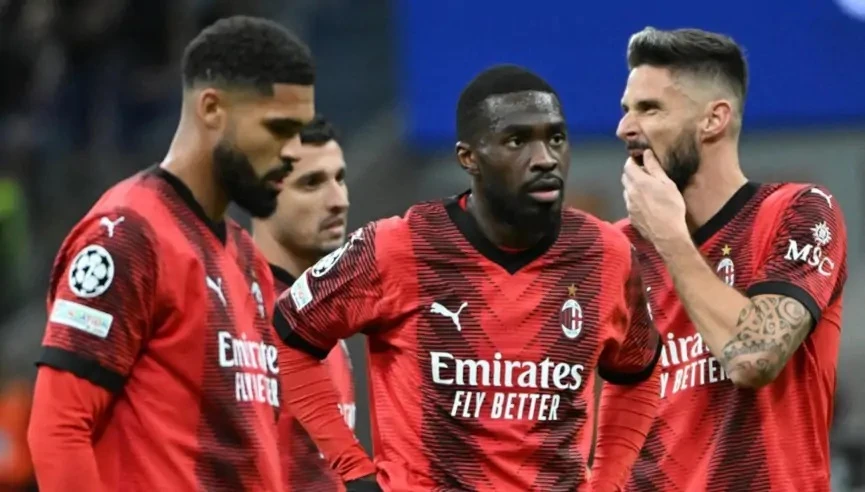 AC Milan thất vọng rời sân trong tiếng la chộ của khán giả nhà