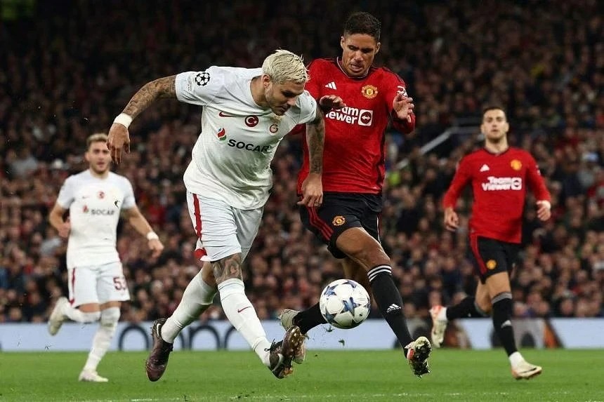 Mauro Icardi (Galatasaray) tranh bóng với Varane (Man United)