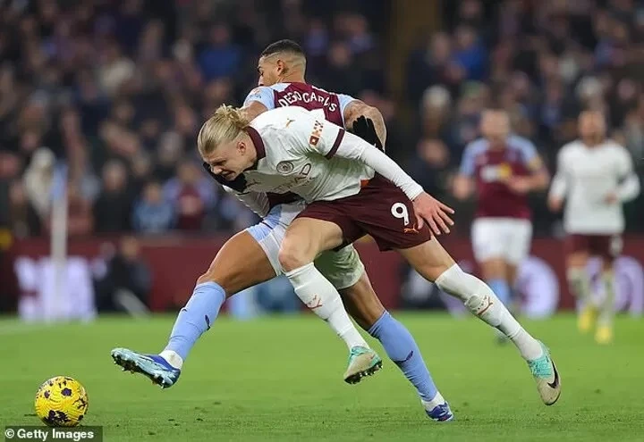 Erling Haaland dính chấn thương trong trận thua Aston Villa hôm thứ Năm