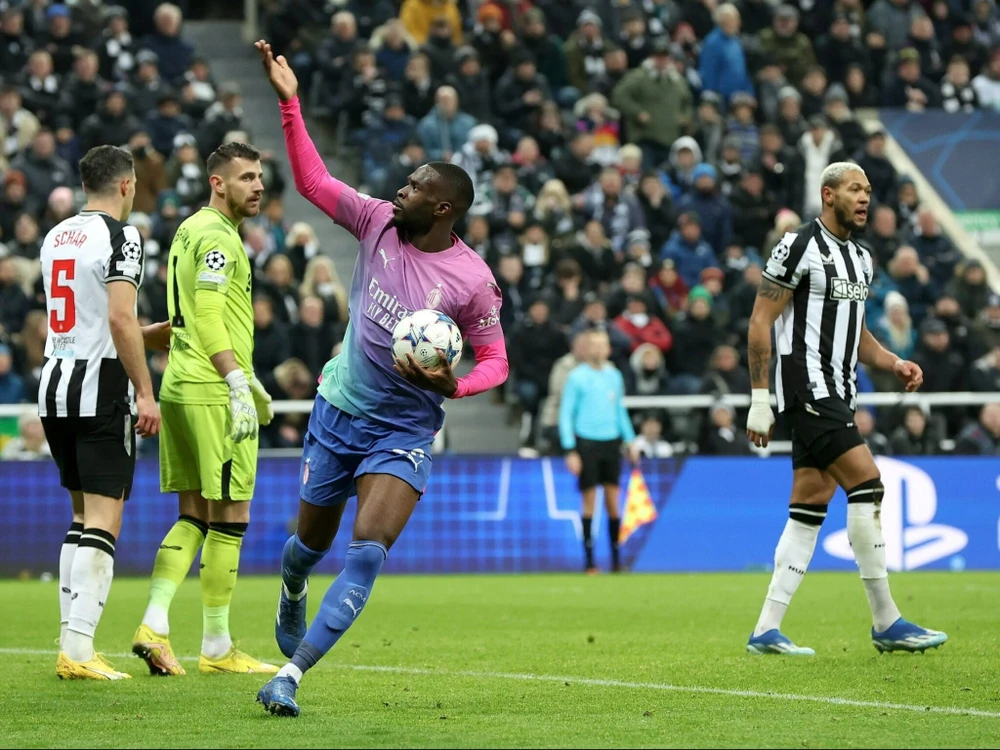 Tomori ăn mừng thắng lợi trước Newcastle