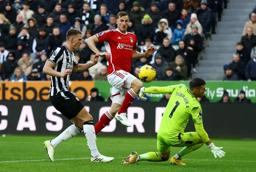 Chris Wood ghi hat-trick vào lưới đội bóng cũ