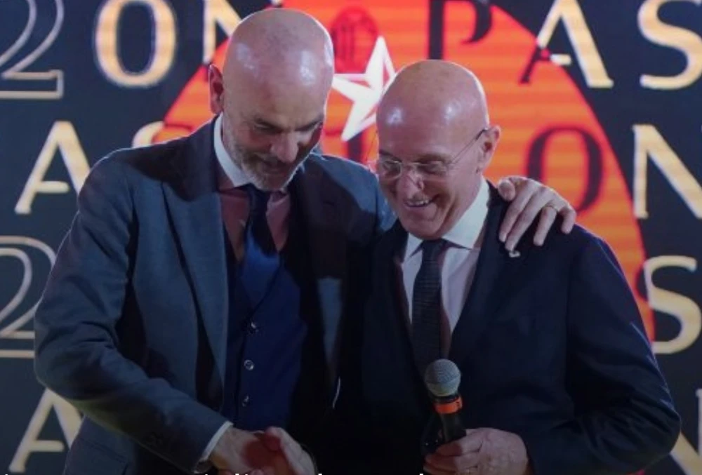 Arrigo Sacchi (phải) và Stefano Pioli