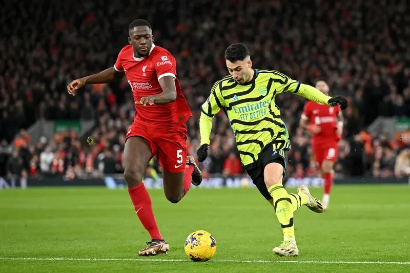 Martinelli đi bóng trước hậu vệ Konata (Liverpool)