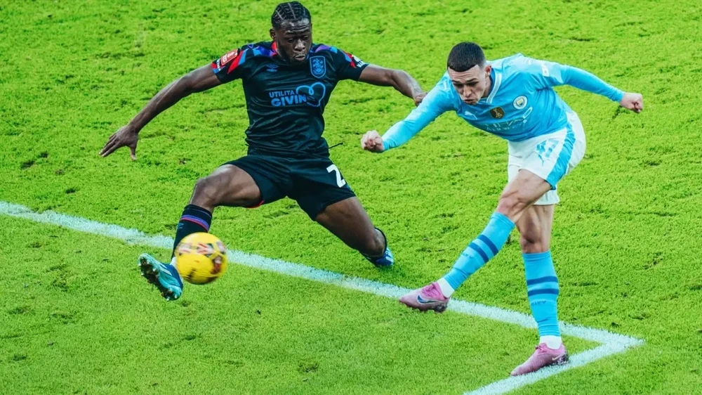 Phil Foden mở tỷ số bằng pha ghi bàn đẹp mắt