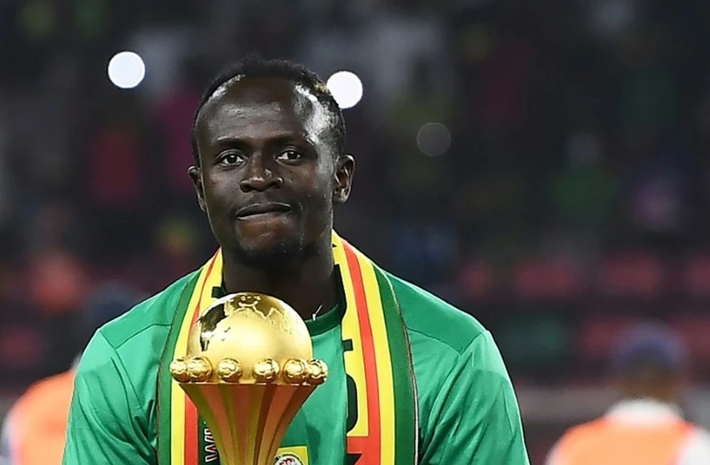 Sadio Mane với chiếc cúp vô địch 2 năm trước