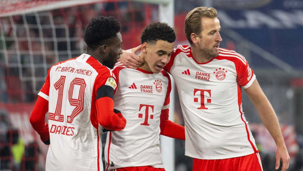 Jamal Musiala (giữa), Harry Kane và Alphonse Davies ăn mừng chiến thắng