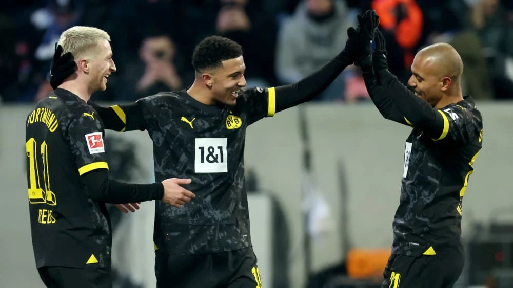 Jjadon Sancho (giữa) tìm thấy nier62m vuio chiến thắng bên cạnh Marco Reus và Donyell Malen