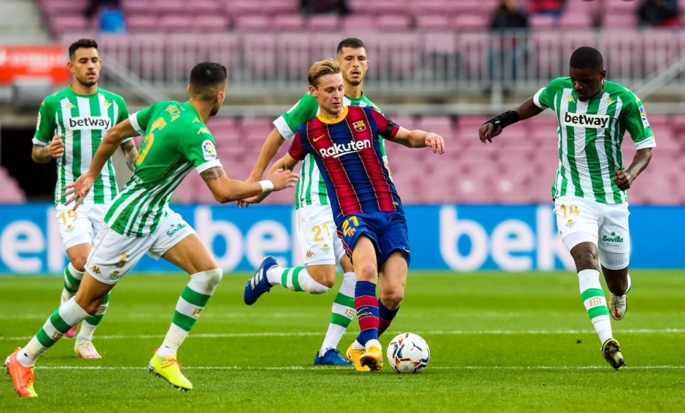 Frenkie De Jong trong vòng vây các cầu thủ Real Betis