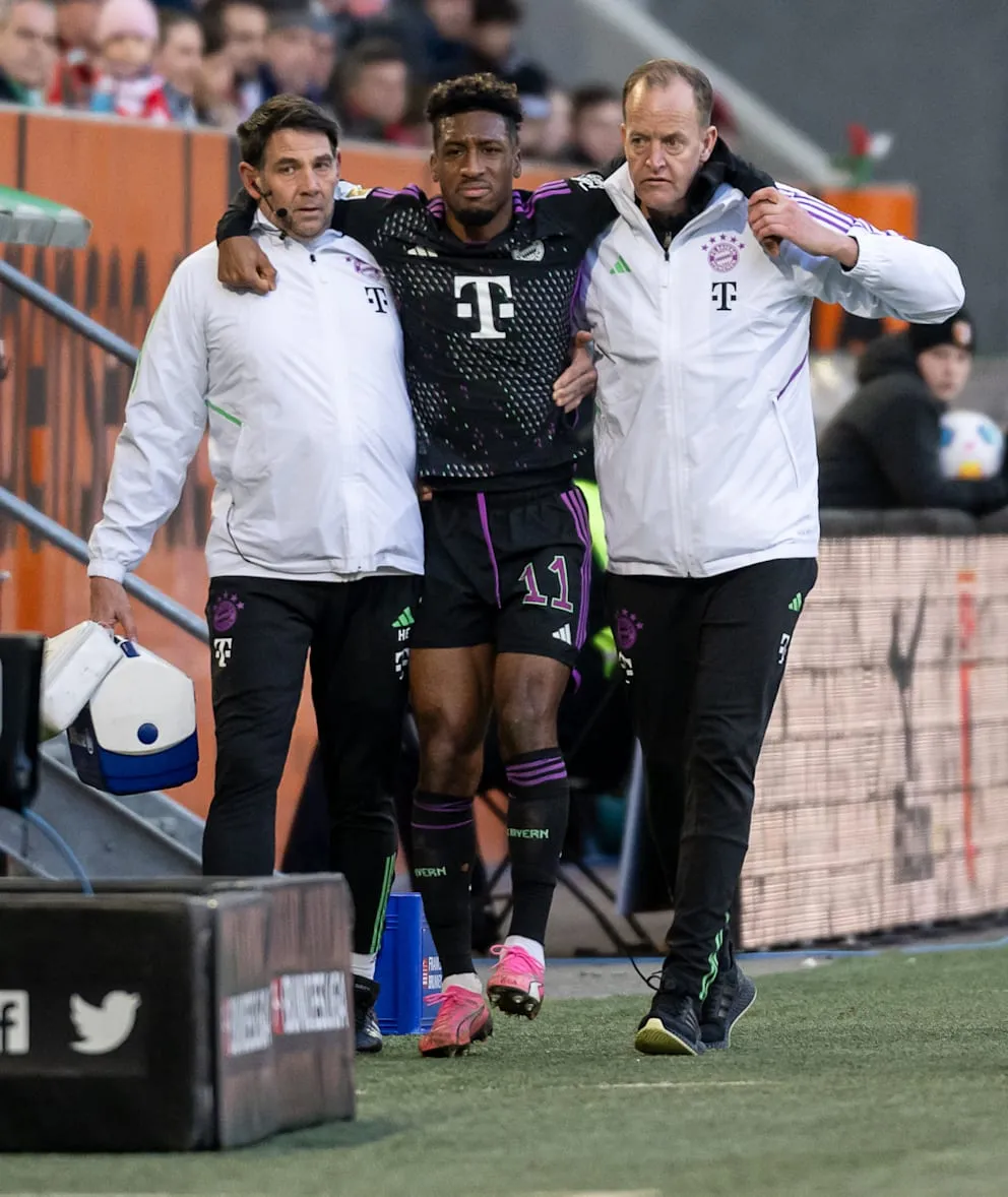 Kingsley Coman chấn thương đầu gối trái 1-kingsley-coman-roi-san-voi-su-giup-do-cua-2-nhan-vien-y-te-cang-khien-loi-choi-cua-bayern-munich-kem-sang-tao-hon-4455.jpg