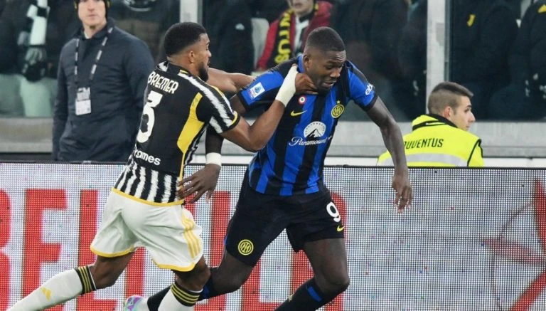 Marcus Thuram (Inter Milan) bứt phá qua Gleison Bremer (Juventus)