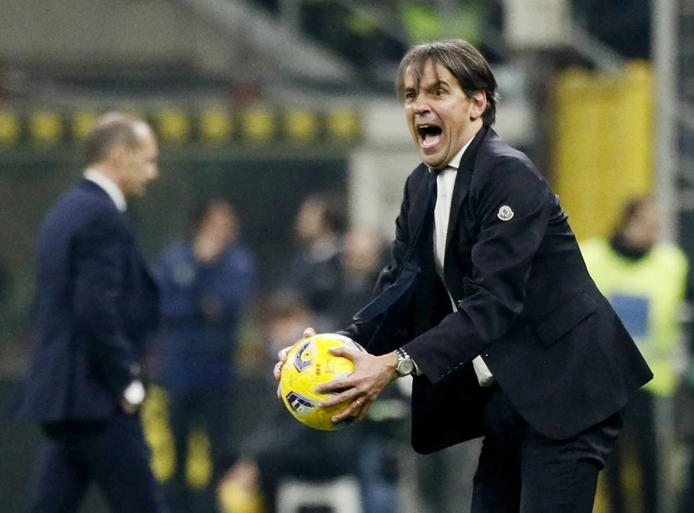 HLV Simone Inzaghi đầy nhiệt huyết trên đường biên