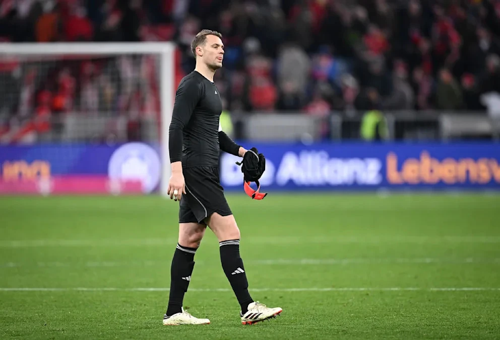 Thủ môn đội trưởng Manuel Neuer đau nhẹ đầu gối