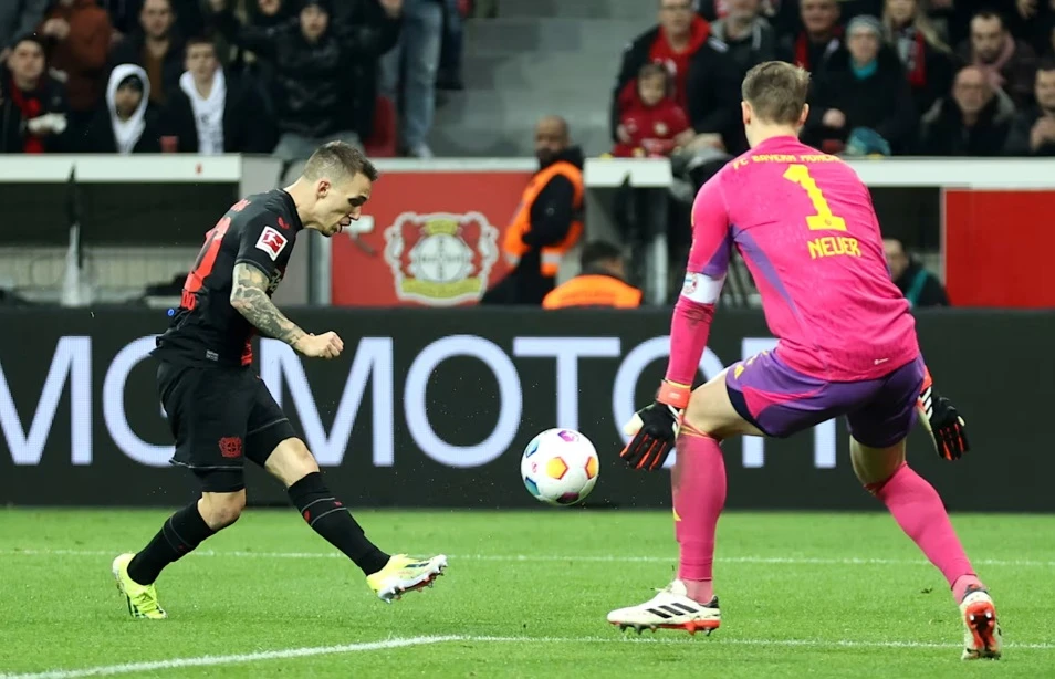 Alejandro Grimaldo đánh bại thủ thành Neuer để nhân đôi cách biệt