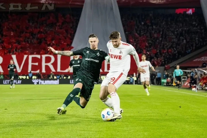 Marco Friedl (trái, Bremen) cản phá quả tạt của Cologne