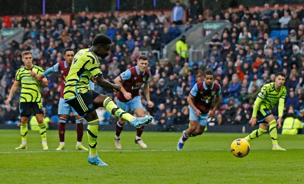 Bukayo Saka sút thắng quả 1`1m