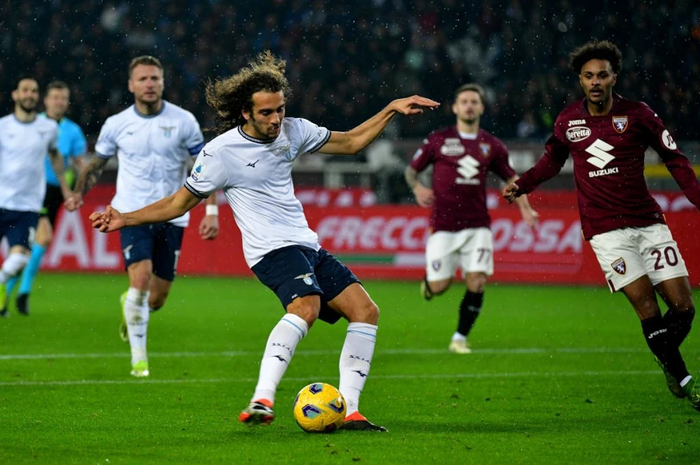 Matteo Guendouzi mở tỷ số cho Lazio trên sân Torino