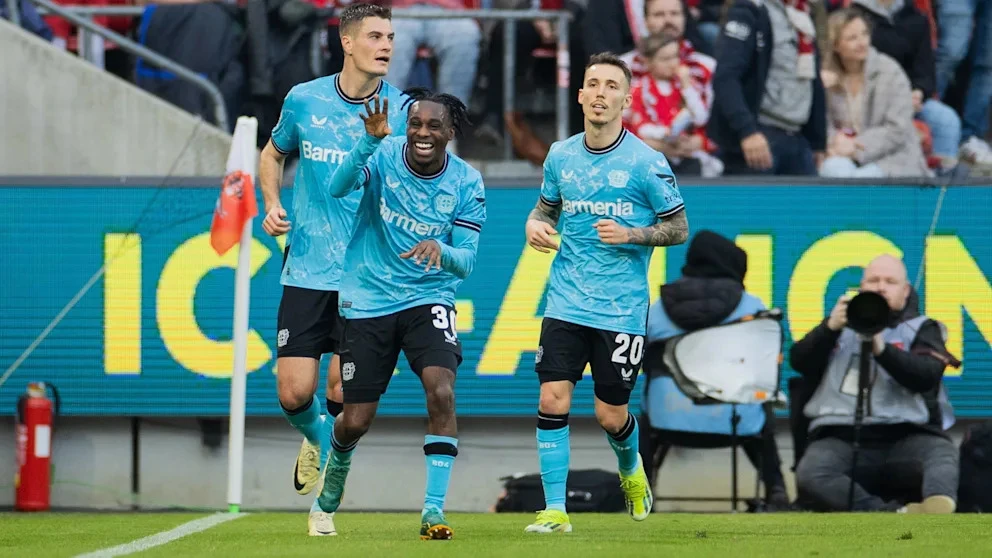 Jeremie Frimpong (giữa) mở tỷ số cho Bayer Leverkusen