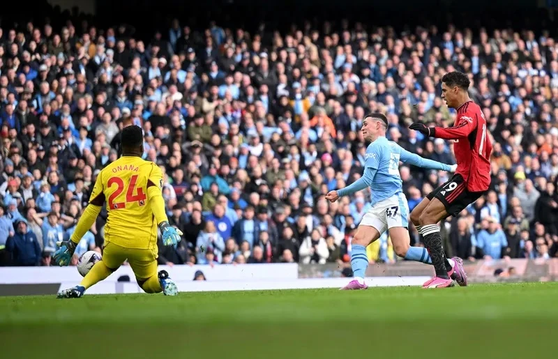 Phil Foden tỏa sáng trong trận derby