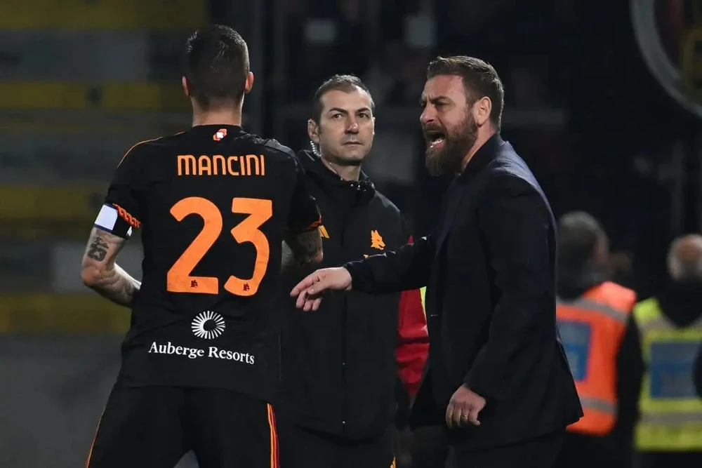 HLV Daniele De Rossi chỉ đạo Gianluca Mancini ở Serie A