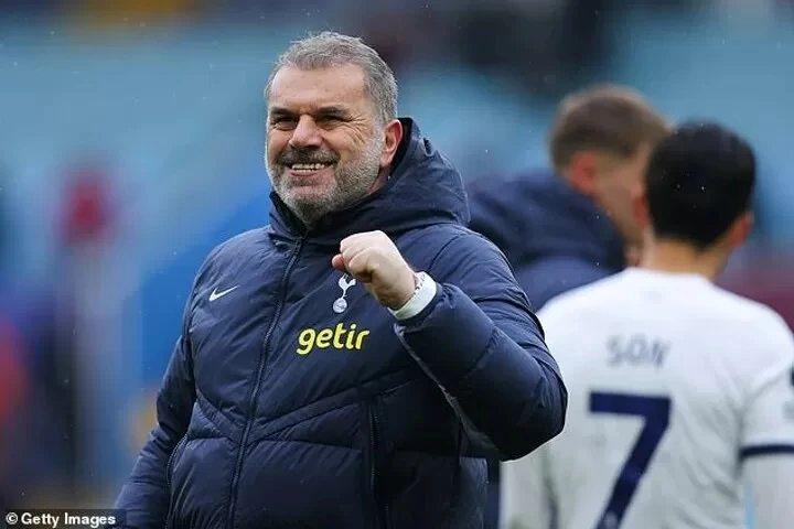 Ange Postecoglou ăn mừng chiến thắng ở Villa Park