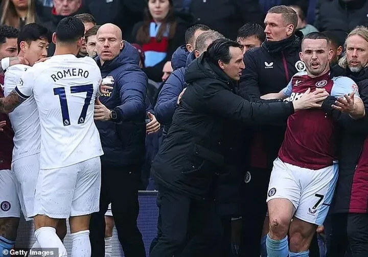 Unai Emery ngăn cản John McGinn phản ứng với trọng tài aston-villa-tottyenham-adsv-zdfb-frg-mac-ginn-9031.jpg