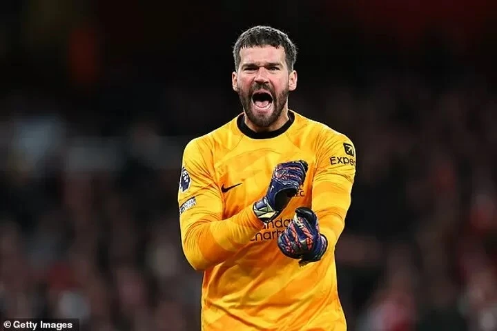 Alisson đánh giá cao năng lực đá bóng của Ederson