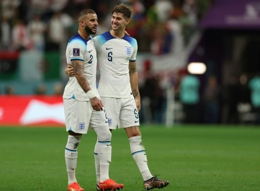 Kyle Walker (trái) và John Stones đều bỏ lỡ trận gặp Arsenal