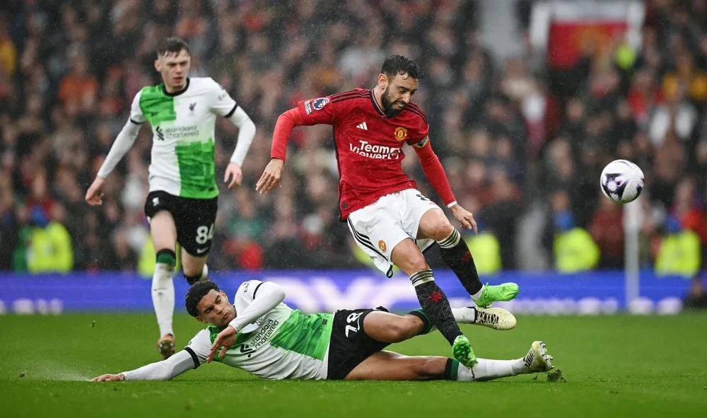 Sai lầm của Jarell Quansah giúp Bruno Fernandes ghi bàn cho Man United