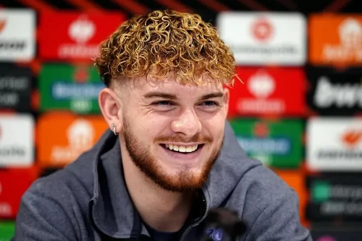 Harvey Elliott cười rất tươi trong buổi họp báo