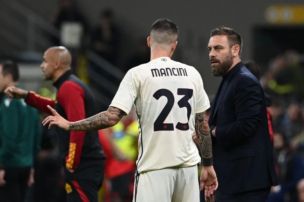 HLV Daniele De Rossi chỉ đạo trung vệ Gianluca Mancini