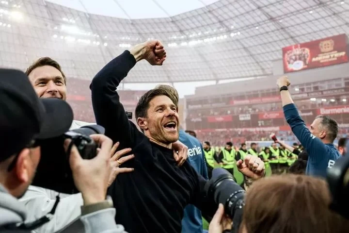 Xabi Alonso ăn mừng chức vô địch cùng người hâm mộ