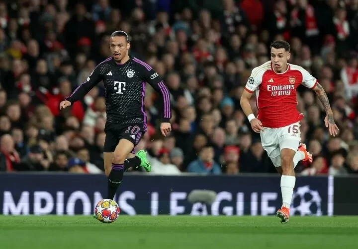 Leroy Sane (trái, Bayern) sẽ khiến hàng thủ Arsenal nếm trái đắng