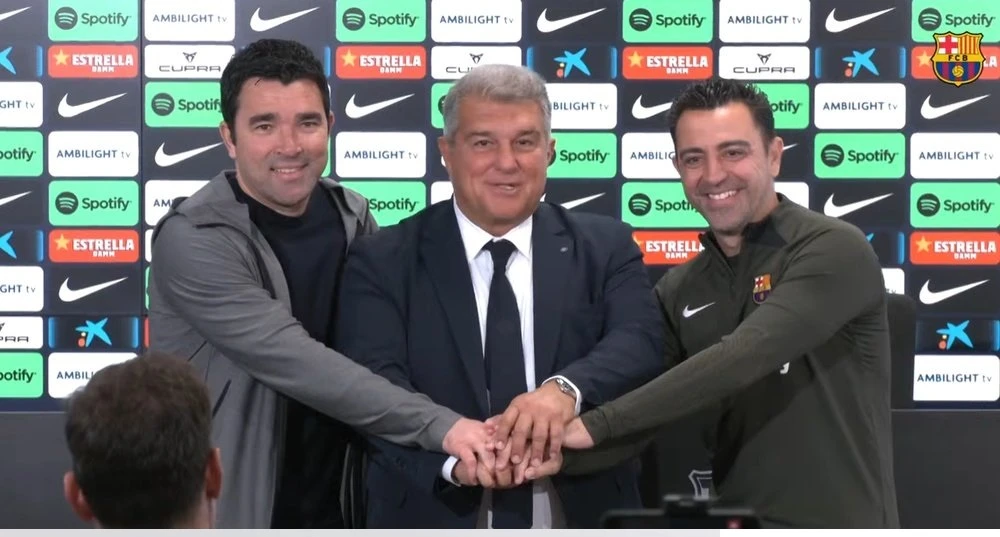 Giám đốc Deco, Chủ tịch Joan Laporta và HLV Xavi Hernandez