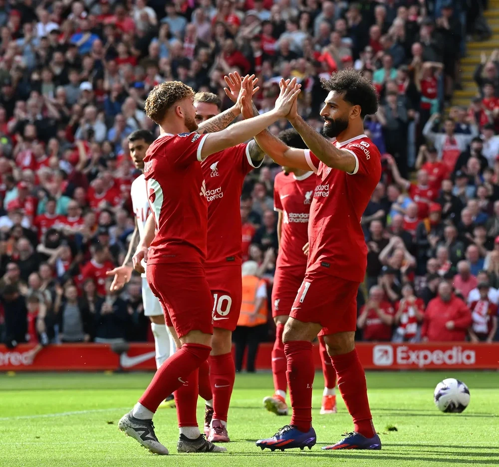 Mo Salah (phải) mang đến cơn mưa bàn thắng ở Anfield