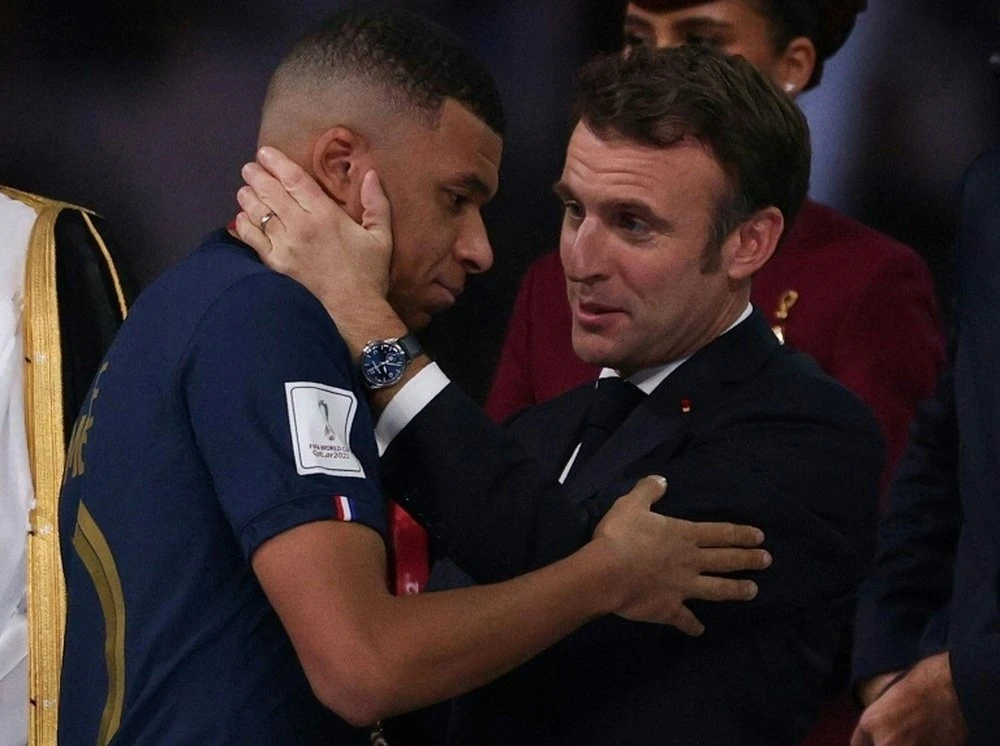 Tổng thống Pháp Emmanuel Macron và ngôi sao Kylian Mbappe