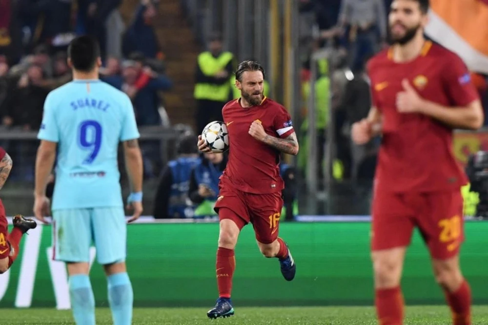 HLV Daniele De Rossi (giữa) trong trận AS Roma thắng Barcelona 3-0 cách đây 8 năm