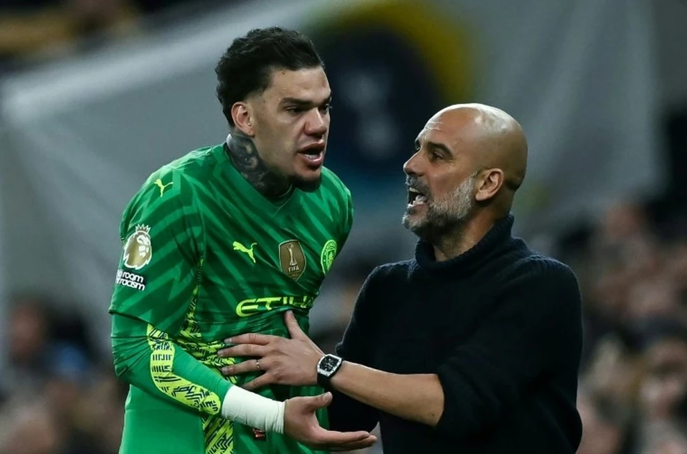 Thủ môn Ederson phản ứng với quyết định của Pep