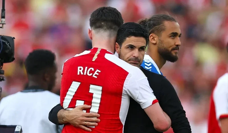 Mikel Arteta an ủi cậu học trò Declan Rice