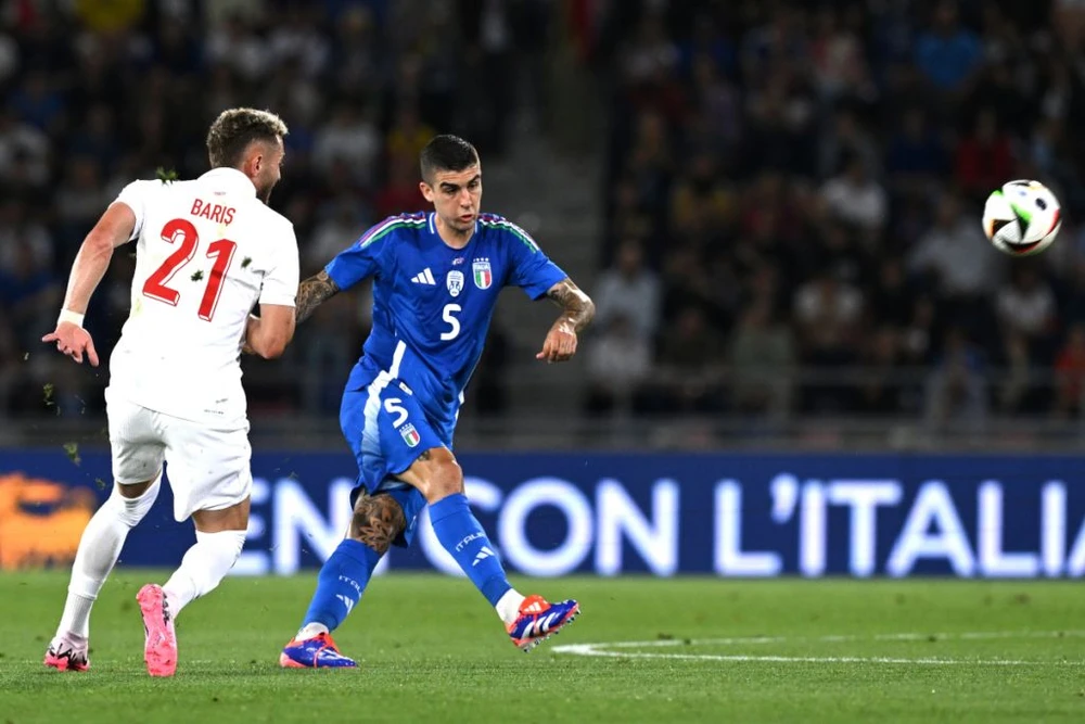 Trung vệ Gianluca Mancini (5) chơi tốt trước Thổ Nhĩ Ký